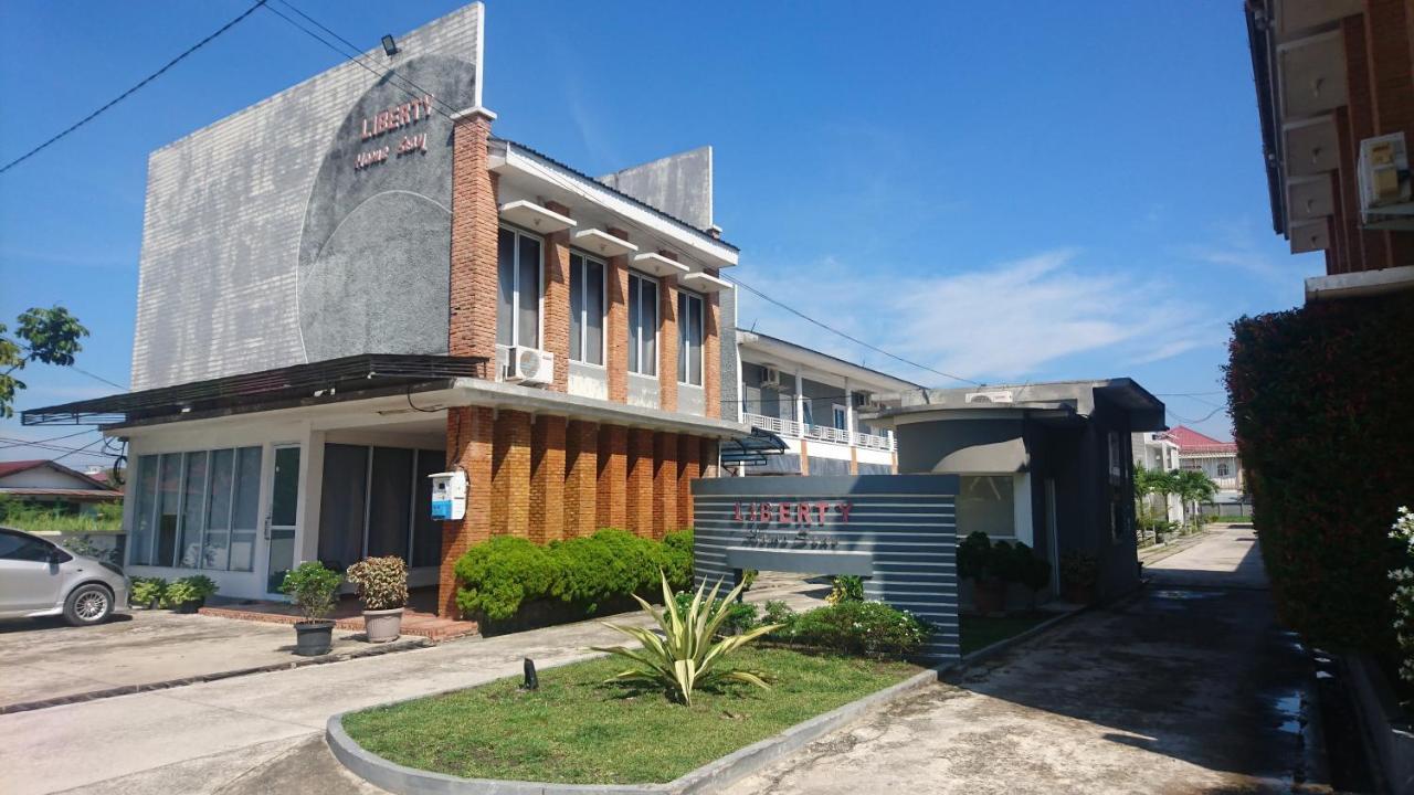 Liberty Homestay Parit  Extérieur photo